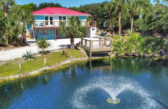 Private Pool! Easy Beach Access- 2 FREE BIKE RENTALS INCLUDED WITH YOUR STAY!