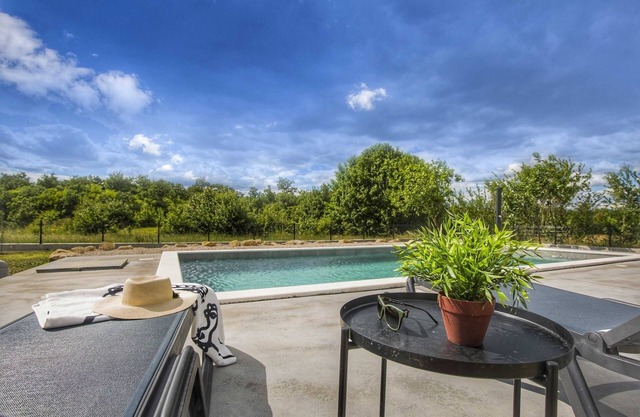 Private Pool with Relaxing Nature View - Apt Mirna