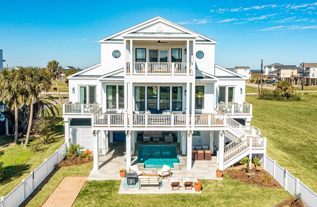 Private Pool! Luxe Designer Interior, Fenced Yard, Large Bedrooms, Deck & Patio