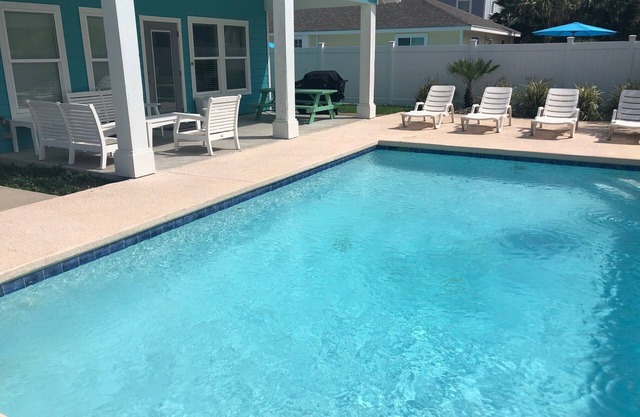 Private Pool, Very Close to Beach, Golf Cart Accessible to Beach and Town