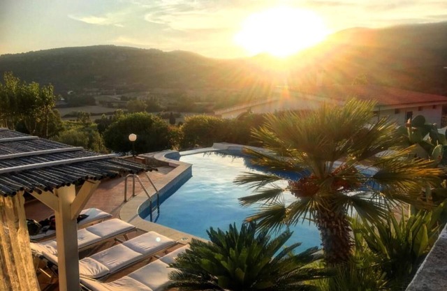 Private Pool villa with panoramic views split over 2 levels/Aircon/New Pool.
