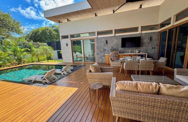 Private Pool with direct access to 2 beaches!
