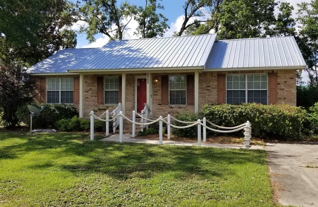 Private Pup Fenced Yard, Huge screen porch, Beautiful House!