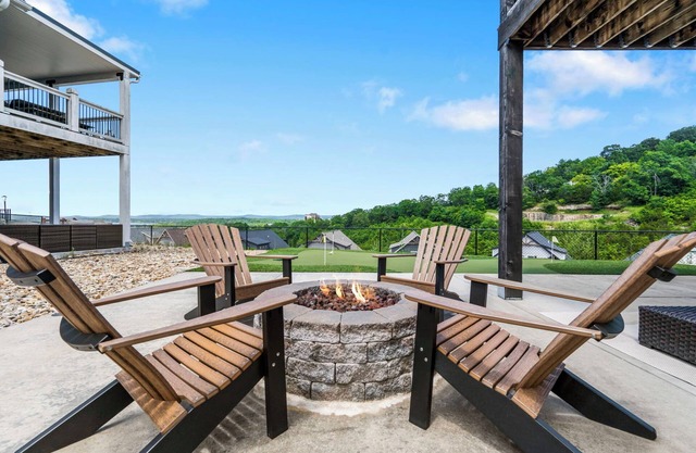 Private Putting Green, Firepit, Hot Tub, Free Daily Tickets, Views, Community Outdoor Pool!