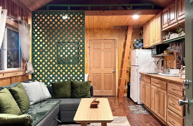 Private Romantic Woodland Getaway- with sauna, hot tub, fire pits, and more.