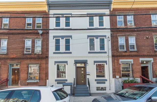 Private room, attached pvt bath. Couple's retreat in U. City. Penn. Free Park.