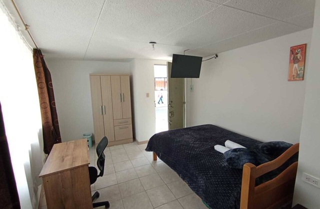 Private room with WiFi, Bogotá close to El Dorado Airport
