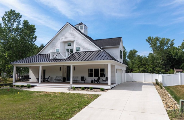 Private Salt Water Pool/Hot Tub, 6 Bed/6Bath, Game Room, 1 Block from beach!
