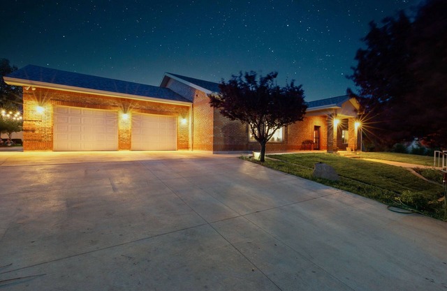 Private, soothing 5-bedroom home with AC in charming Hildale