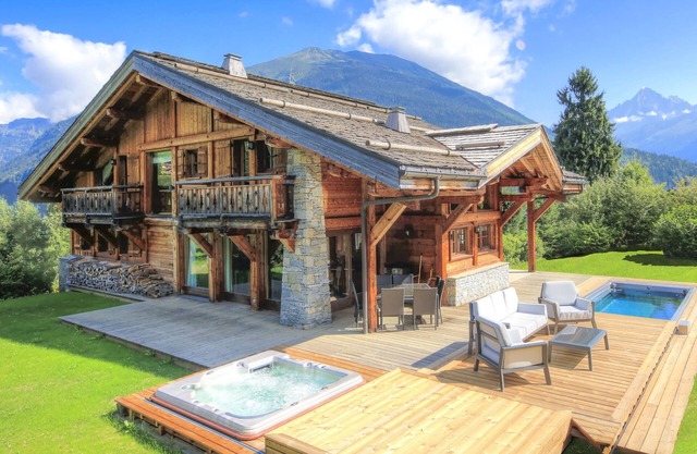 Private stunning chalet with incredible views, sunken jacuzzi & spa