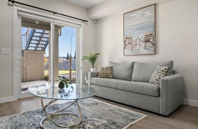 Private Suite with Queen Bed, Queen Sofa Bed, Netflix, Patio, Sleeps 4