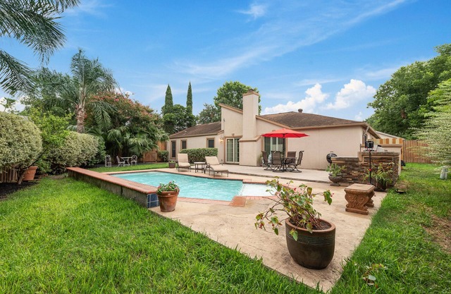 Private swimming pool and great house