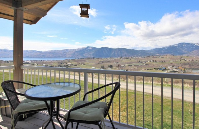 Private, top floor loft w/ views of the valley & two lakes - dogs ok!