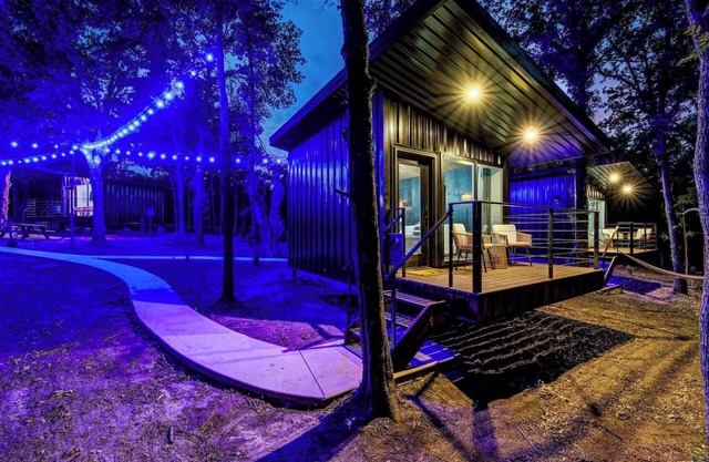 Private Treehouse Retreat | Sleeps 8 + Pickleball