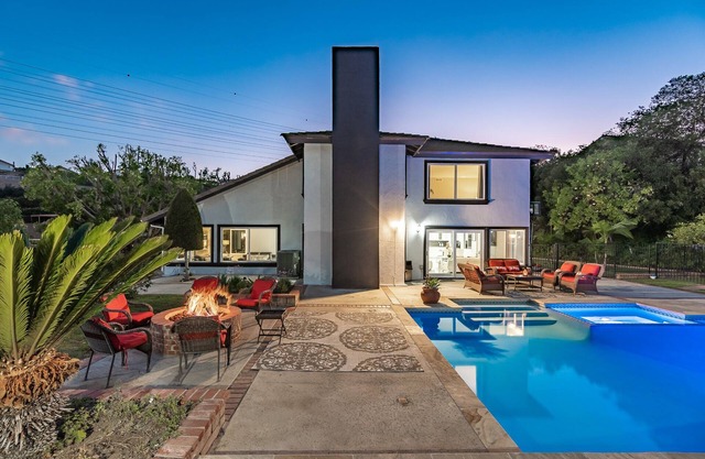 Private Villa with Hill and City Views, Heated Pool and Spa, Outdoor Fire Pit