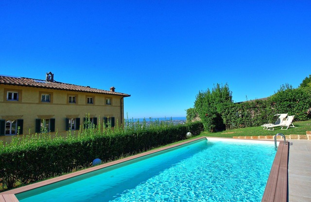 Private Villa with A/C, WIFI, private pool, hot tub, TV, patio, panoramic view, close to Viareggio