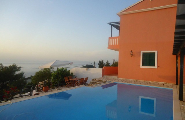 Private Villa with swimming pool- 5 min from the beach