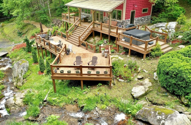 Private Waterfalls, Creek, Firepit, Hot Tub, Hiking & Level II Charging