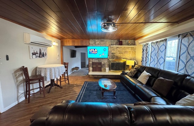 Private Wooded 1.5 Acre, 2 houses, 2 Hot Tub, Pool Table, Game Room, Near Slopes