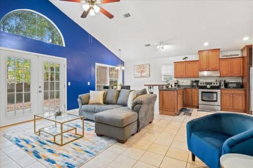 Private Yard - Parking - 75TV - No Stairs - King Bed