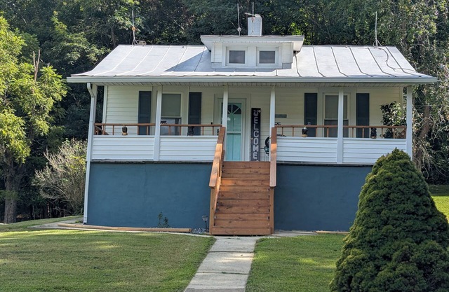 Private, yet convenient on 220,mtn.views, Roanoke 30 mins, Clifton Forge 25 mins