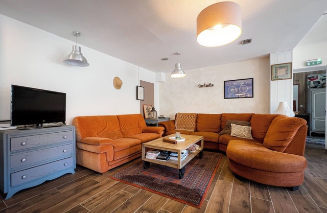 Privatize an old hotel between lake and ocean - 14 pers