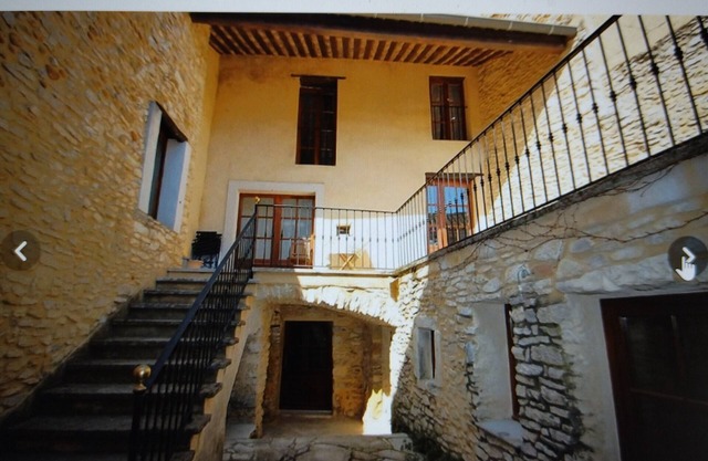 Proche Avignon Grande Maison calme en pierres avec cour intérieure,10 personnes