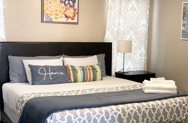 Professional Clean Entire 3BR house! Close to shopping and Strip!