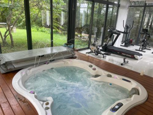 Promo Automne et Jacuzzi 1H Offerte-Domaine Spa Perret-3Ha-MasterSuite en B&B au Château Art Déco ou Gîte de Charme indépendant-Options Dîner-Billard-Massage-Yoga-Coaching-Fitness-Sauna-Hammam-À3Mn Giverny-Le Vexin-Aire Enfants-PingPong-Piscine Extérieure
