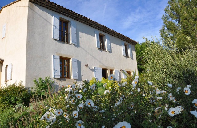 Provencal country house in peace in the countryside