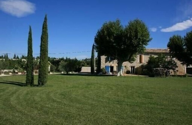 Provencal farmhouse rental of 200 m2 with swimming pool close to Avignon, Vaucluse