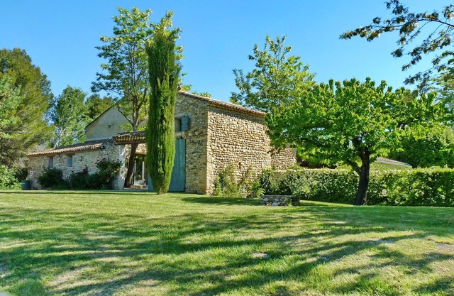 Provencal farm house for 13-15 people with swimming pool