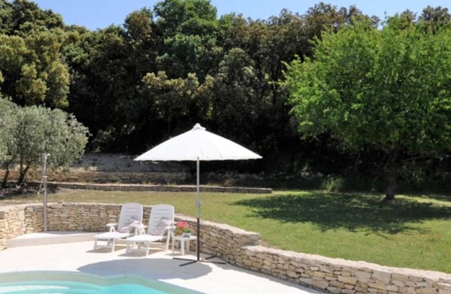 Provencal holiday home with private pool on 3000 m2 of garden, in the middle of the Luberon