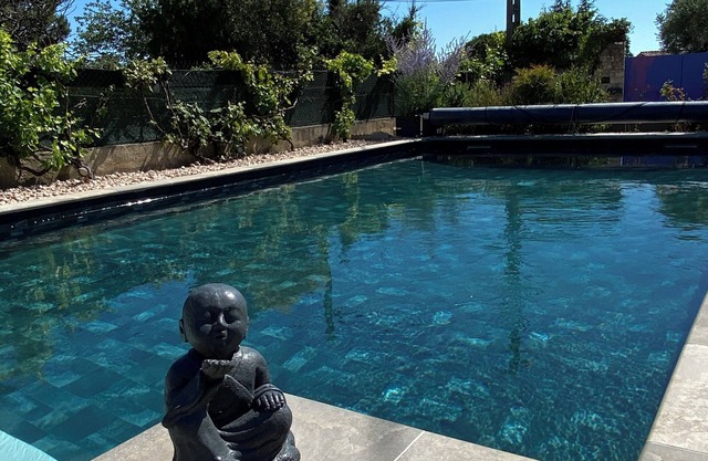 Provençal studio, with swimming pool, between sea and mountains, quiet