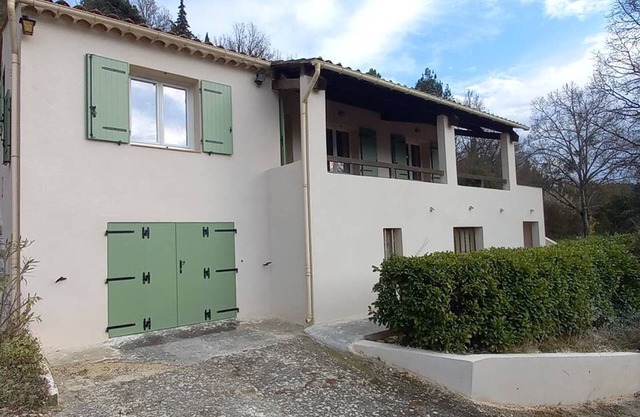 Provençal villa with garden and parking for 4 near Riez center