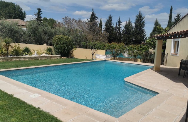Provence: Quiet, modern villa, green setting, swimming pool and children's play area