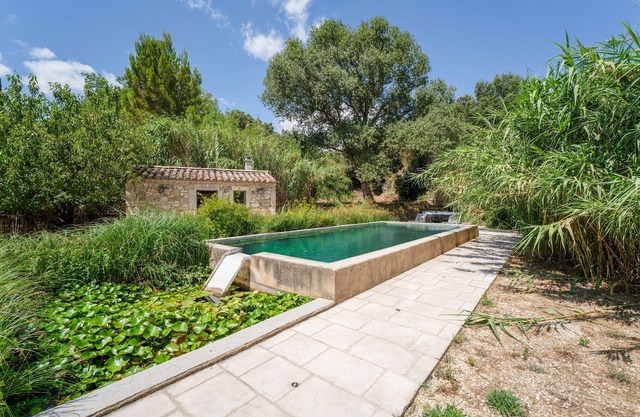 'Prune' Room with Shared Pool, Wi-Fi and Air Conditioning