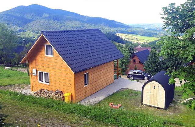 Przytulny drewniany Domek na Przełęczy z widokiem na Beskid Wyspowy.