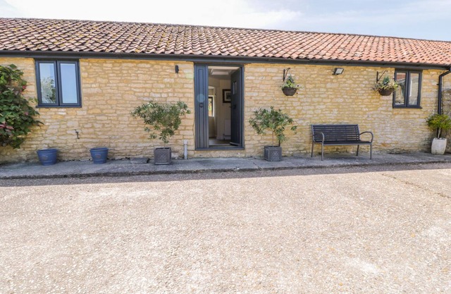 PUDDLEDUCKS, pet friendly, with a garden in Sherborne
