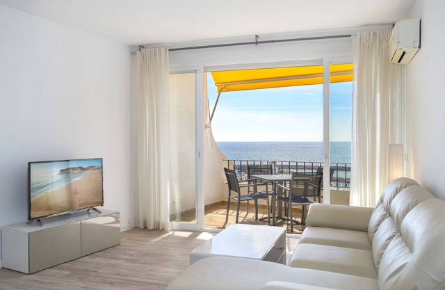 "Puerto Cabopino Apartment" with Sea and Mountain View, Shared Pool, A/C & Wi-Fi