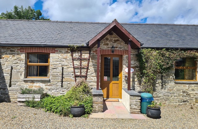 PUFFIN COTTAGE, pet friendly, character holiday cottage in Llanboidy