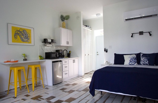 ★ Pulpo Loco Loft - Stylish, sparkling clean loft - Walk to Sandy Beach ★