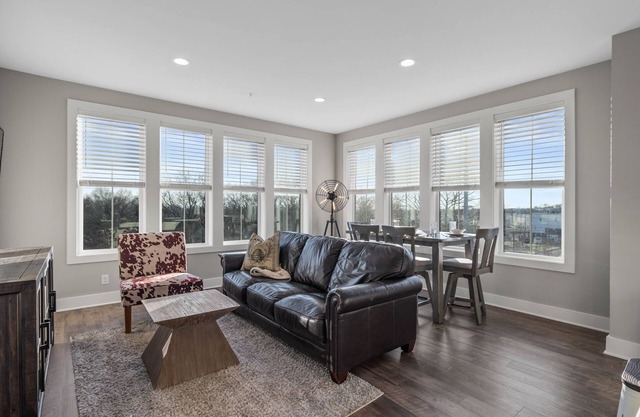 Pulse - Minutes to Broadway - Sleeps 6