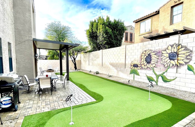 Putting green,pools and BBQ with two living rooms