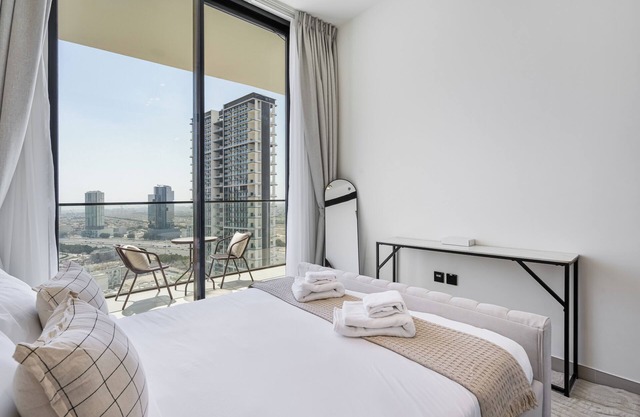 PVH - Elegant 1BR - Binghatti House