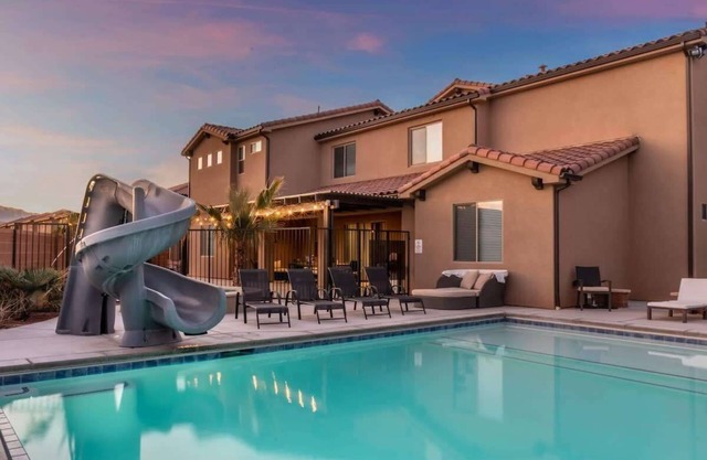 PVZ 98| Sleeps 43 * Pool & Hot Tub! * Sports Court