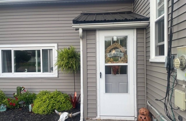 Quaint 2-bedroom apartment in West Seneca. Minutes away from HighMark Stadium