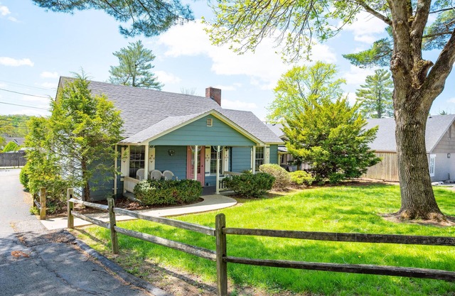 Quaint 3-bedroom cottage in Nashville, shopping, and dining! Pet-friendly!