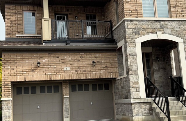 Quaint 4-bedroom house with AC in charming Whitby on