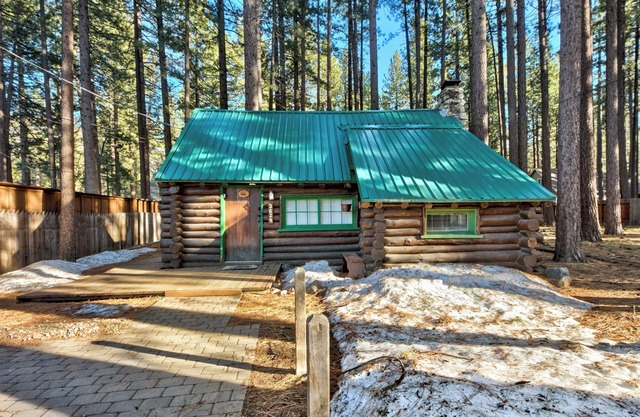 Quaint and authentic Log Cabin near the Lake!
